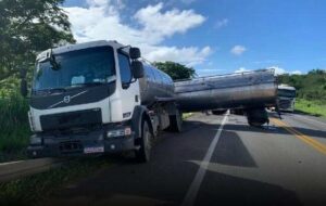 Atenção: Acidente com caminhão tanque interrompe parcialmente o tráfego na BR-116, na região