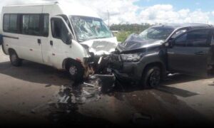 Atenção: Vídeo mostra grave acidente entre van e caminhonete na rodovia BA-263, na tarde deste sábado