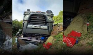 Tragédia na BR-116: Identificado o caminhoneiro morto após carreta tombar em Vitória da Conquista. Vítima tinha 44 anos