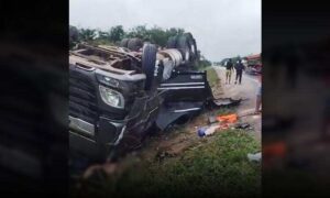 Conquista: Caminhoneiro é projetado e morre após capotamento de carreta na BR-116, perto do Tabuleiro da Baiana
