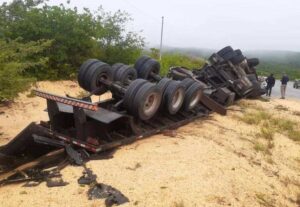 Atenção: Motorista é retirado das ferragens após carreta tombar na BA-262, entre Anagé e Vitória da Conquista