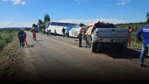 Urgente em Conquista: Grave acidente registrado nesta tarde no Batuque, envolvendo ônibus e caminhonete