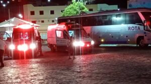 Urgente: Homem morre atropelado por ônibus nesta madrugada na região. Ele teria se atirado na frente do veículo