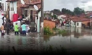 VÍDEO: Parte de Itambé fica inundada após forte temporal das últimas horas. Casas foram invadidas pela água