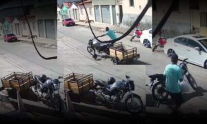 VÍDEO: Moto estacionada acelera sozinha e provoca susto em pedestres de Itambé. Imagens viralizaram