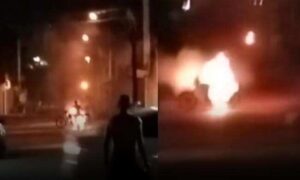 VÍDEO: Motocicleta pegou fogo na noite desta segunda-feira, na porta de residência. Dono tentou apagar as chamas