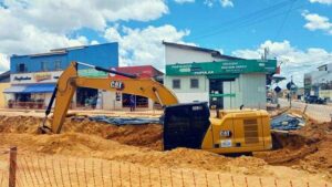 Com solo seco e estável, PMVC dá continuidade à obra de drenagem na Avenida Francisco Sabino no Vila América