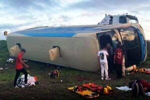 Atenção: Ônibus intermunicipal de empresa de Vitória da Conquista tombou na madrugada desta sexta-feira