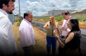 Conquista: Prefeita Sheila Lemos vistoria pavimentação asfáltica no Jardim Guanabara. Mais de 80% da obra já está concluída