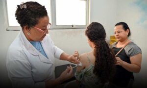 Atenção Conquista: Vacina contra dengue está disponível em todas as unidades de saúde para crianças e adolescentes