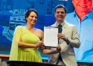 FOTOS: Ao lado do vice Dr. Alan e vereadores, prefeita de Vitória da Conquista Sheila Lemos toma posse de seu 2º mandato
