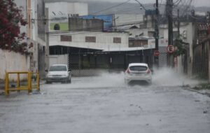 Atenção: Inmet reforça alerta de chuva forte com rajadas de vento ainda neste sábado, em Vitória da Conquista