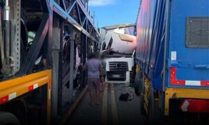 Atenção: Grave acidente com duas carretas e uma cegonha foi registrado na BR-116. Condutor foi hospitalizado