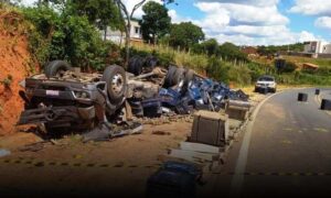 Sudoeste: Caminhão descontrolado tombou na tarde deste domingo, na entrada de Caetité. Motorista socorrido
