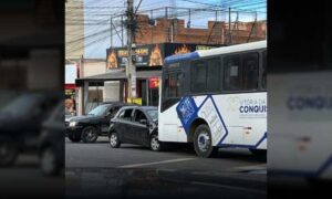 Susto em Vitória da Conquista: Colisão frontal entre carro e ônibus foi registrada nesta manhã no Bairro Brasil