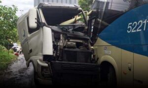 Urgente: Ônibus intermunicipal de saiu de Vitória da Conquista colide de frente com caminhão nesta manhã