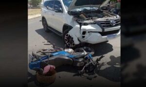 Motociclista fica seriamente ferido e é hospitalizado após colisão com SUV em rua de intenso movimento