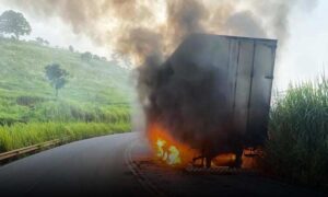 Conquista: Caminhão pegou fogo e ficou parcialmente destruído na BA-263, na tarde desta terça-feira