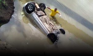 Urgente: Carro cai em riacho e motorista morre preso ao sinto de segurança, na manhã desta quinta-feira
