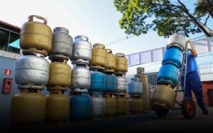 Logo após Acelen reajustar gás de cozinha na Bahia, produto tem redução por conta da diminuição no ICMS. Entenda
