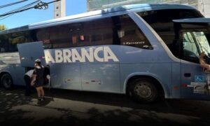 Urgente: Ônibus da Águia Branca, fretado por turistas, sofreu arrastão no RJ, nesta manhã. Empresa emitiu nota