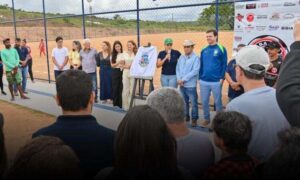 Conquista: Comunidade e esportistas amadores prestigiam entrega de campo de futebol do bairro Nossa Senhora Aparecida