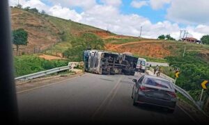 Tombamento de carreta interdita ponte na BA-130, nos dois sentidos, na manhã desta quinta-feira. PRE no local