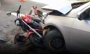 Urgente: Grave acidente entre motocicleta e carro foi registrado. Motoqueiro foi hospitalizado e motorista é procurado