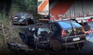 Tragédia: Cinco jovens entre 14 e 19 anos morrem após carro colidir com caminhão baú. Bebê é a única sobrevivente