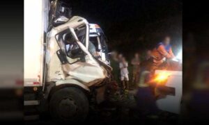 Atenção: Grave acidente entre caminhão e carreta travou o trânsito nesta noite na BR-116. Novas informações