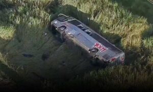 Tragédia: Asfalto de rodovia cede e ônibus parado no acostamento cai em ribanceira, deixando vítima fatal