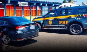 Bahia: Homem é preso pela PRF ao dirigir veículo roubado na BR-324. Corolla teria sido trocado por terreno