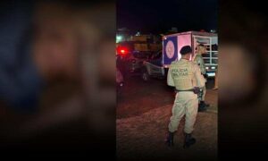 Imagens fortes: Jovem foi assassinado com vários disparos na noite desta sexta-feira