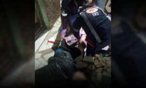 Conquista: Motoboy ferido é socorrido pelo SAMU após colisão com carro de passeio, no bairro Nova Cidade