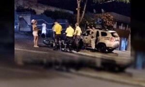 Região: “Amostradinho” sem habilitação é preso dando ‘grau’ e caindo de motocicleta, em frente a viatura da PM, nesta noite