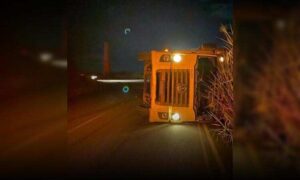 Atenção: Caminhão tombou nesta madrugada na Serra do Marçal. Saiba como estão os ocupantes do veículo