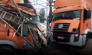 VÍDEO: Grave acidente com caminhão sem freios, agora pela manhã na Avenida Integração, em Vitória da Conquista