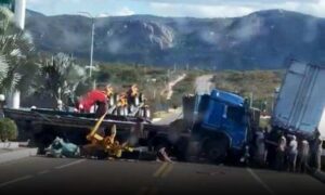 Atenção: Grave acidente entre caminhão e carreta interrompe tráfego nos dois sentidos da BR-116. PRF e ViaBahia no local
