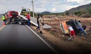 Atenção: Ocupantes de caminhonete escapam com vida de grave capotamento em rodovia da região