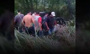 Atenção: Ocupantes de veículo ficam presos às ferragens após capotamento nesta manhã na BA-262 perto de Conquista