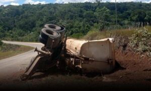 Atenção: Carreta carregada de adubo tomba após carroceria se desprender em rodovia de Barra do Choça