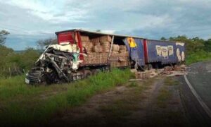 Trágico: Colisão entre carretas provoca morte de condutor na BR-135, nesta terça-feira. IML foi acionado
