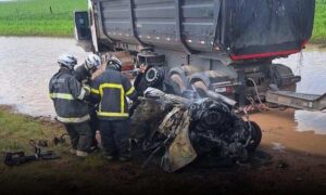 Trágico: Motorista de carro de passeio morreu carbonizado após colidir com carreta bitrem na BR-242, nesta quinta-feira