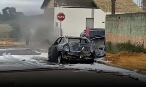 Atenção: Carro pega fogo e homem morre carbonizado neste domingo, próximo ao HGVC em Vitória da Conquista