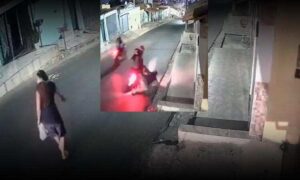 VÍDEO: Veja o momento em que idosa é atropelada por motocicleta, nesta noite, em Vitória da Conquista