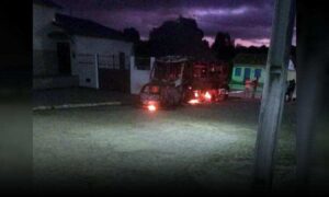 Região de Conquista: Carro bate frontalmente em ônibus escolar, e veículos ficam completamente destruídos