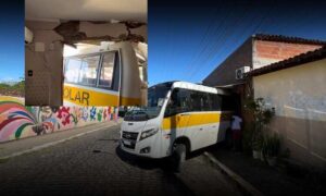 Susto: Micro-ônibus escolar da Prefeitura desce ladeira sem freio e invade casa, nesta tarde na região
