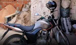 Conquista: Motocicleta é furtada na noite desta sexta-feira no bairro Alegria. Proprietários pedem informações