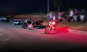 Conquista: Polícia Militar acaba com “farra” de motoqueiros, que praticavam direção perigosa próximo à UESB