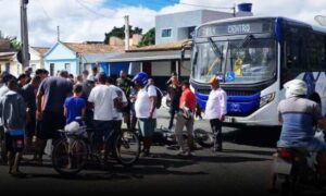 Atenção: Grave acidente de trânsito nesta manhã, envolvendo moto e ônibus, na zona oeste de Vitória da Conquista